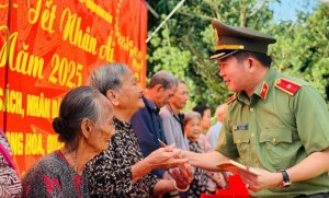 Thiếu tướng Đinh Văn Nơi tặng 500 phần quà Tết cho gia đình chính sách, hộ nghèo ở TP. Cần Thơ