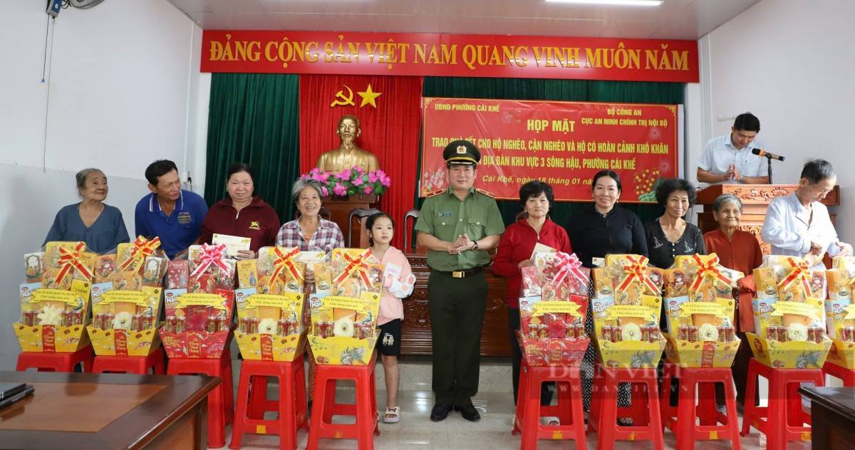 Thiếu tướng Đinh Văn Nơi tặng 500 phần quà Tết cho gia đình chính sách, hộ nghèo ở TP. Cần Thơ