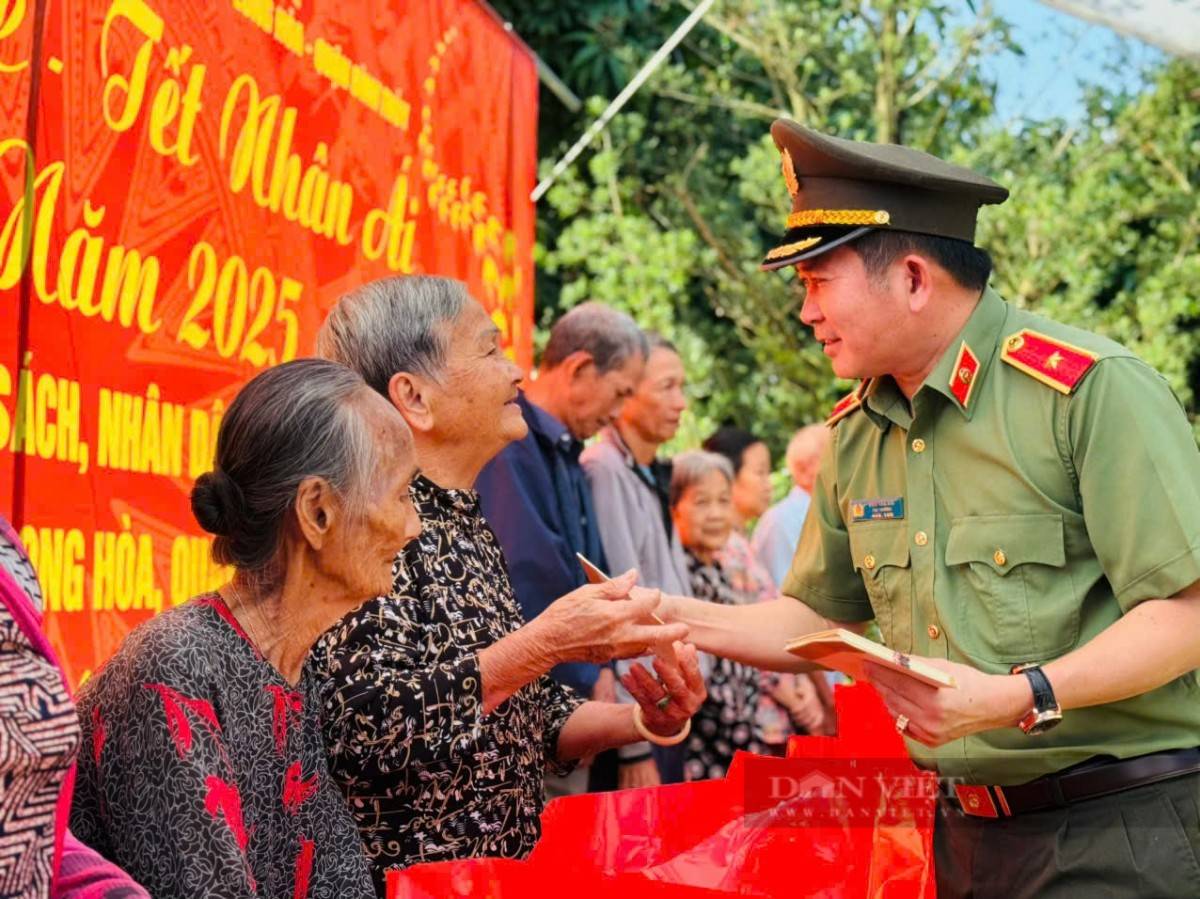 Thiếu tướng Đinh Văn Nơi tặng 500 phần quà Tết cho gia đình chính sách, hộ nghèo ở TP. Cần Thơ