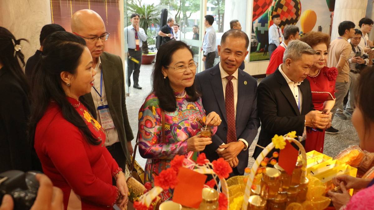  Chủ tịch HĐND Nguyễn Thị Lệ tham quan các gian hàng trưng bày tại sự kiện.