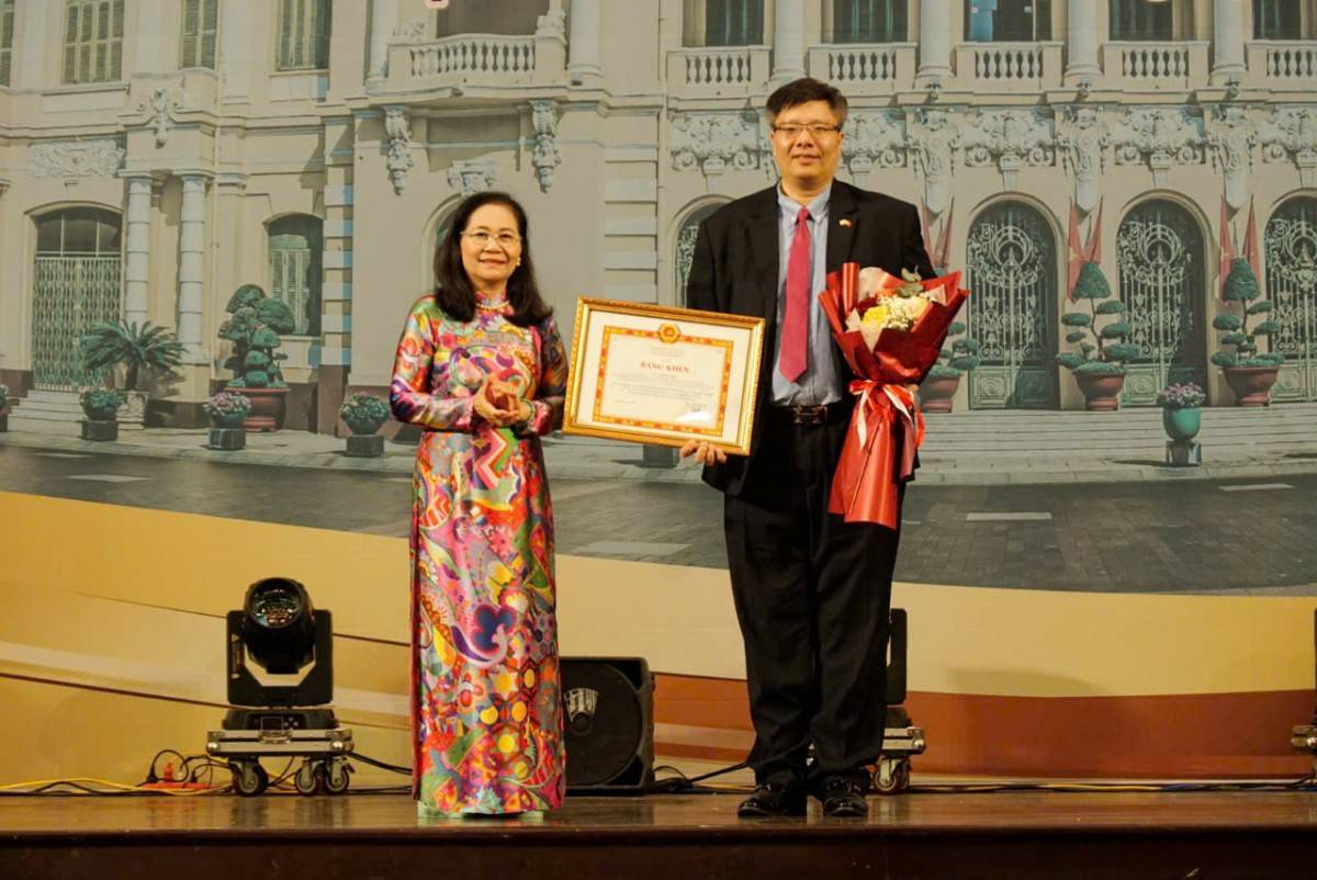 Ông Trần Hải Linh nhận bằng khen của Thành uỷ TP.HCM trong việc thực hiện Nghị quyết 27/2008 về xây dựng đội ngũ trí thức trong thời kỳ đẩy mạnh công nghiệp hóa, hiện đại hóa đất nước.