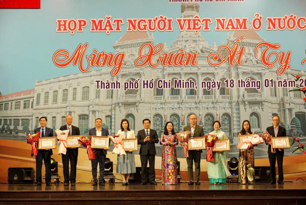ãnh đạo TP. Hồ Chí Minh đã tổ chức biểu dương, khen thưởng tập thể, cá nhân người Việt Nam ở nước ngoài có nhiều thành tích trong công cuộc xây dựng và phát triển về mọi mặt của TP. Hồ Chí Minh