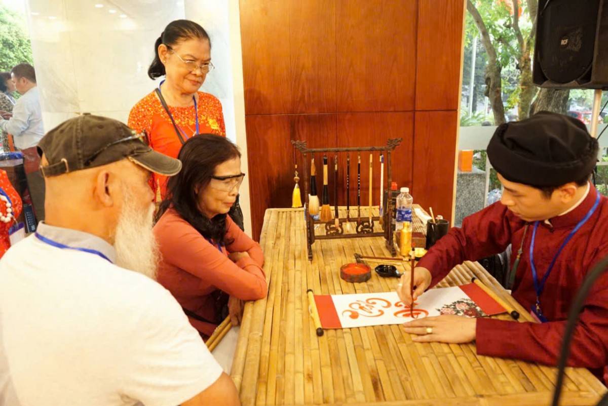 Gian hàng thư pháp.