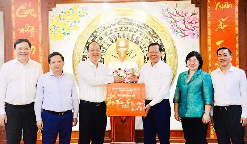 Đồng chí Phan Văn Mãi cùng các thành viên trong đoàn đến thăm và chúc Tết Tỉnh ủy tỉnh Cà Mau.