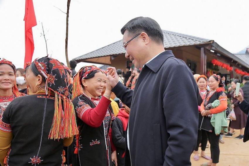 Chủ tịch HĐTV Petrovietnam Lê Mạnh Hùng thăm hỏi người dân khu tái định cư Làng Nủ