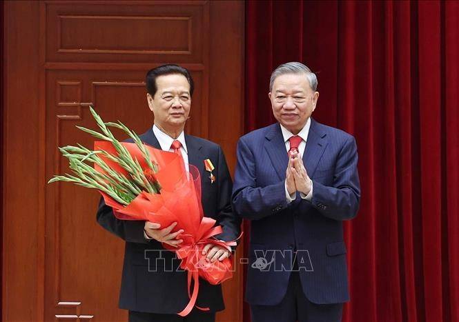 Tổng Bí thư Tô Lâm trao Huân chương Sao Vàng tặng đồng chí Nguyễn Tấn Dũng, nguyên Ủy viên Bộ Chính trị, nguyên Thủ tướng Chính phủ - Ảnh: TTXVN