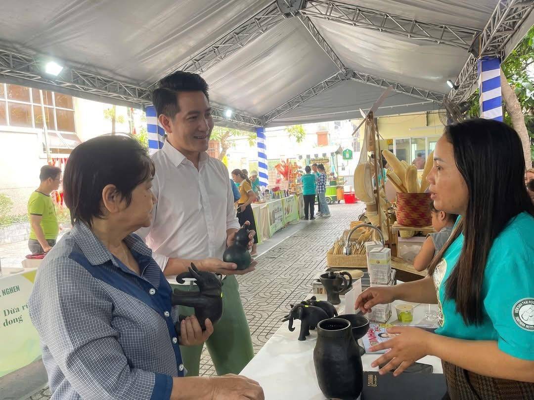 Hạt kơ nia nhặt từ rừng giá 300 nghìn/kg vẫn cháy hàng dịp tết Ất Tỵ