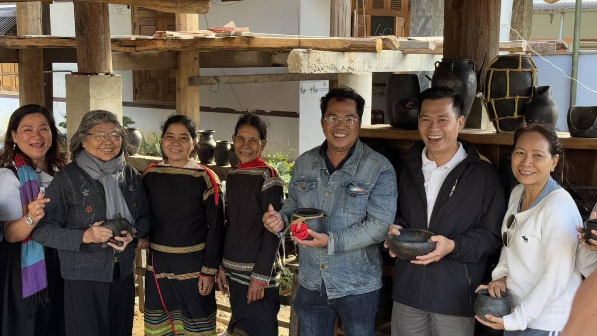 Hạt kơ nia nhặt từ rừng giá 300 nghìn/kg vẫn cháy hàng dịp tết Ất Tỵ