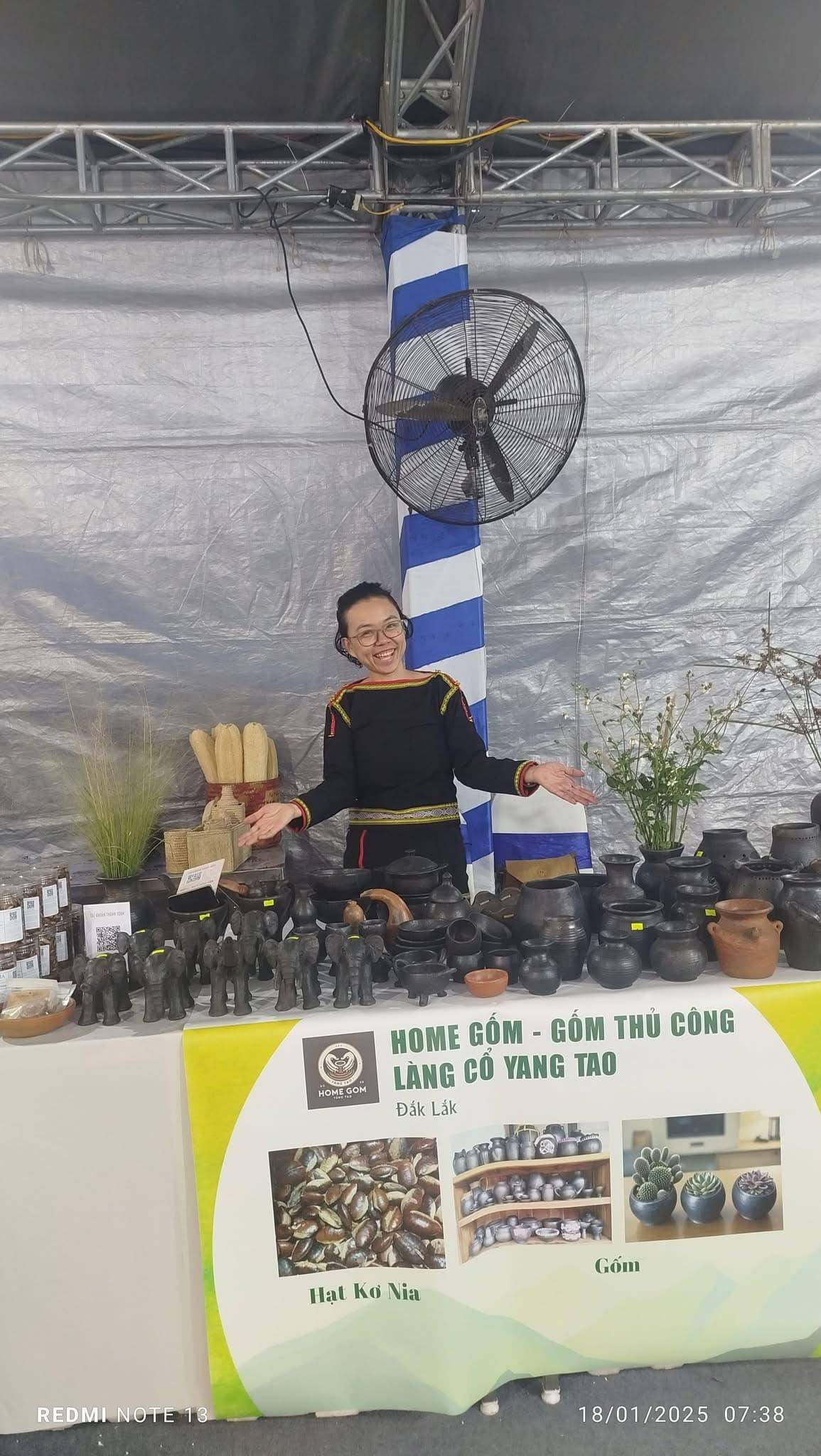 Hạt kơ nia nhặt từ rừng giá 300 nghìn/kg vẫn cháy hàng dịp tết Ất Tỵ