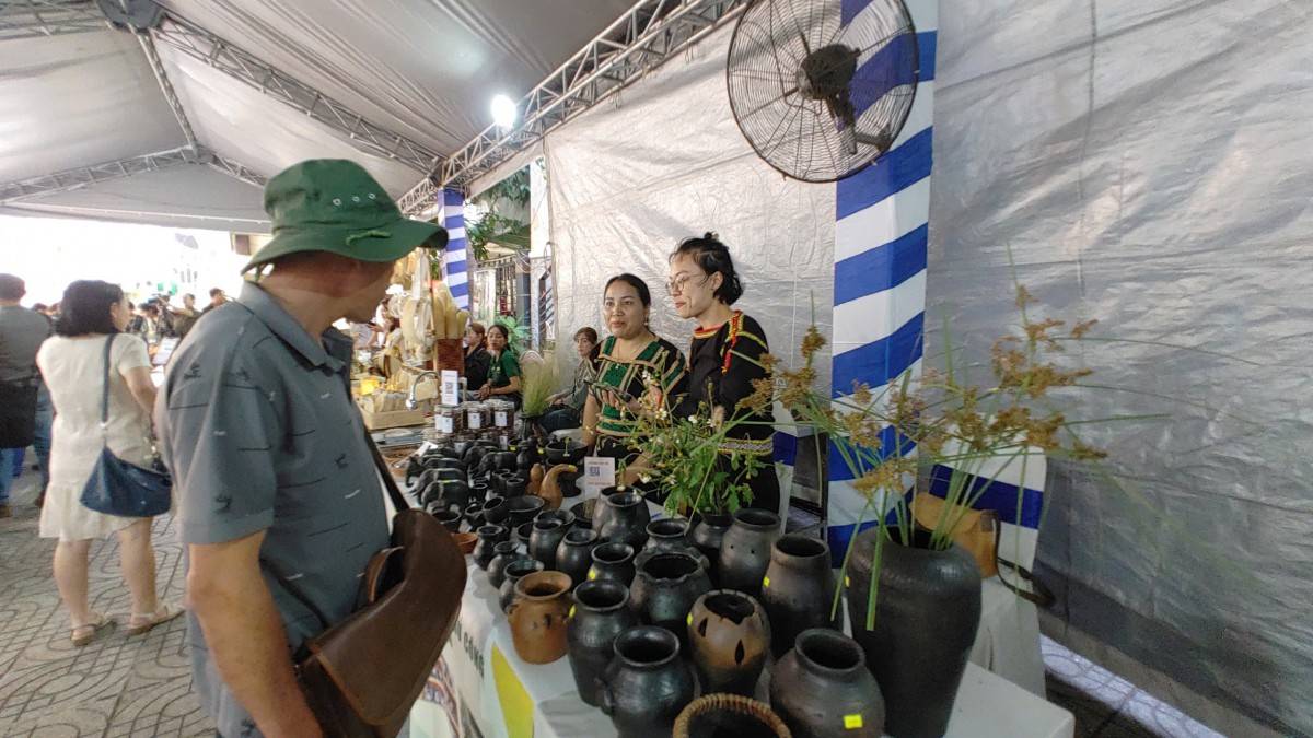 Hạt kơ nia nhặt từ rừng giá 300 nghìn/kg vẫn cháy hàng dịp tết Ất Tỵ