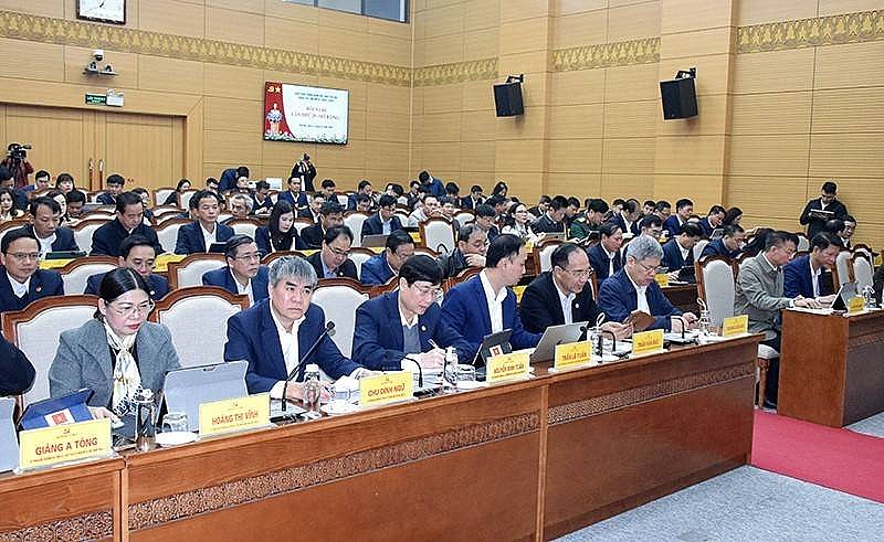 Các đại biểu dự Hội nghị Đảng bộ tỉnh Yên Bái thông qua dự thảo một số đề án sắp xếp tổ chức bộ máy