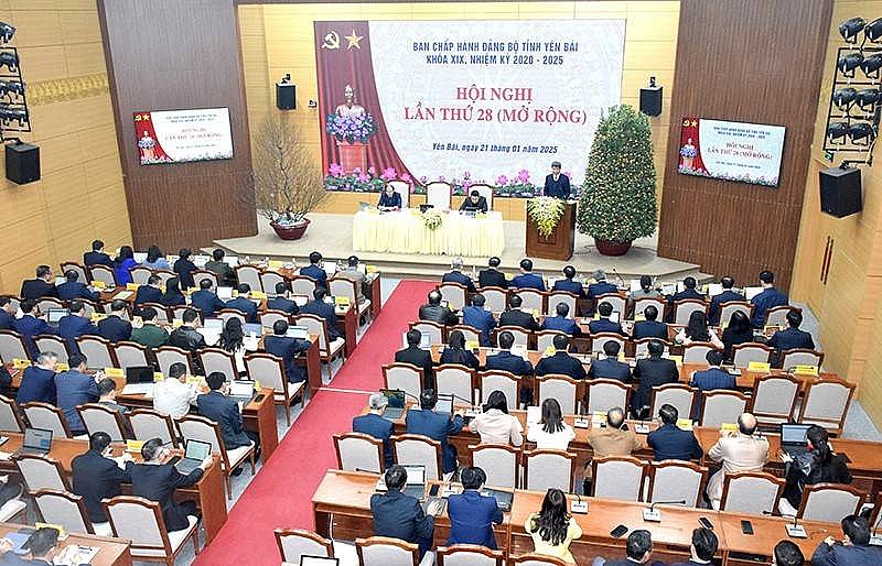 Quang cảnh Hội nghị Hội nghị Ban Chấp hành Đảng bộ tỉnh lần thứ 28 (mở rộng) Đảng bộ tỉnh Yên Bái thông qua dự thảo một số đề án sắp xếp tổ chức bộ máy