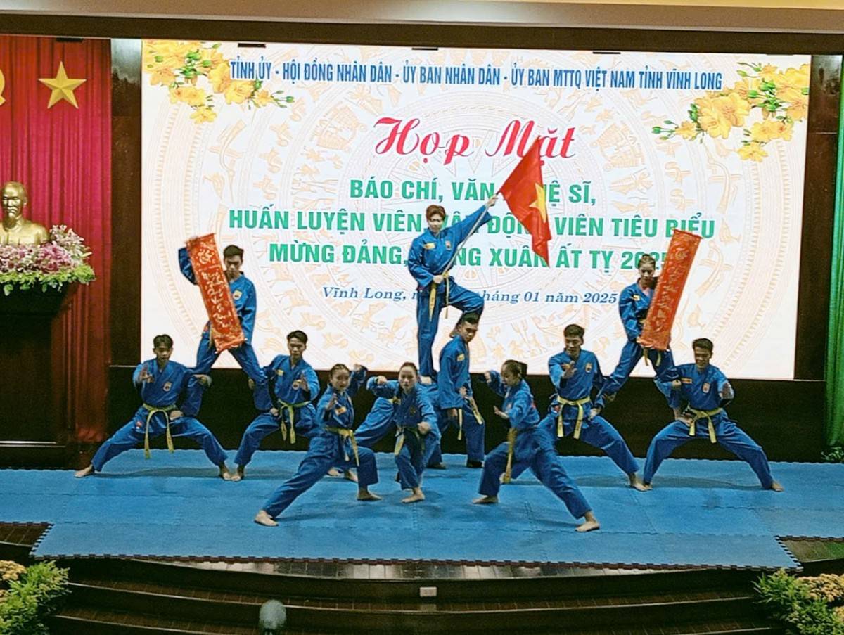 Tiết mục võ thuật chào mừng buổi họp mặt