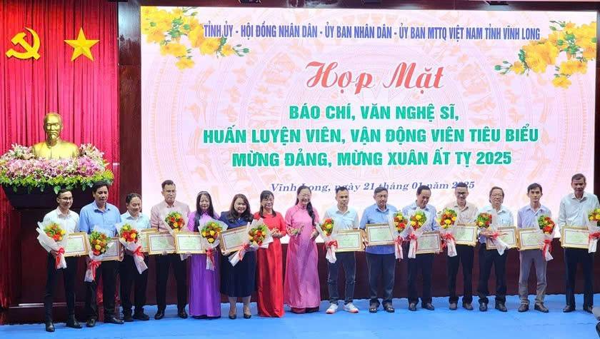 nhiều tập thể và cá nhân đạt thành tích cao đã được nhận Bằng khen của Chủ tịch UBND tỉnh Vĩnh Long.