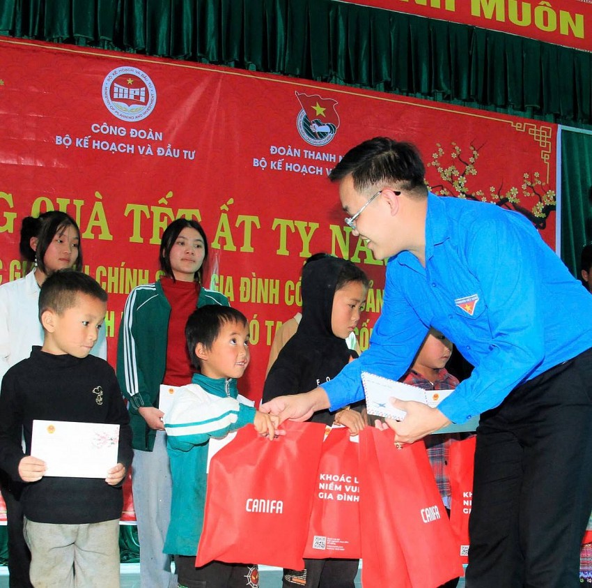 Bộ Kế hoạch và Đầu tư thực hiện chương trình thiện nguyện nhân dịp Tết Nguyên đán tại Sốp Cộp, Sơn La