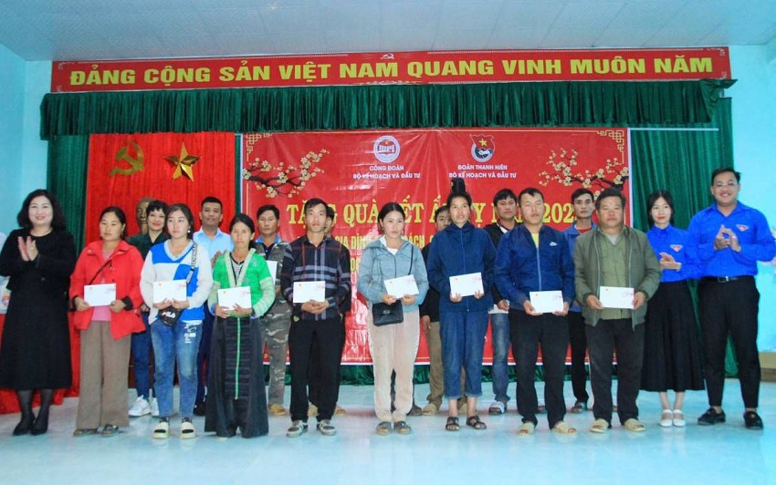 Bộ Kế hoạch và Đầu tư thực hiện chương trình thiện nguyện nhân dịp Tết Nguyên đán tại Sốp Cộp, Sơn La