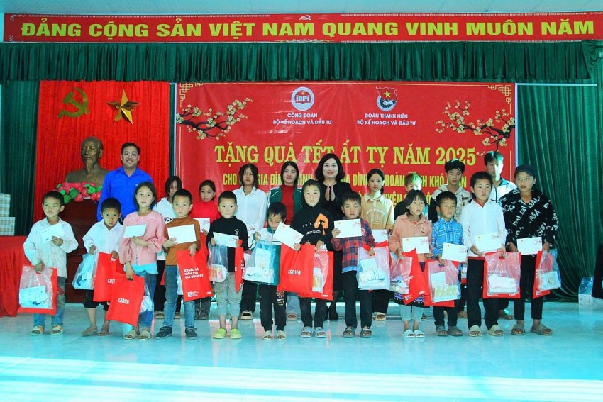 Bộ Kế hoạch và Đầu tư thực hiện chương trình thiện nguyện nhân dịp Tết Nguyên đán tại Sốp Cộp, Sơn La