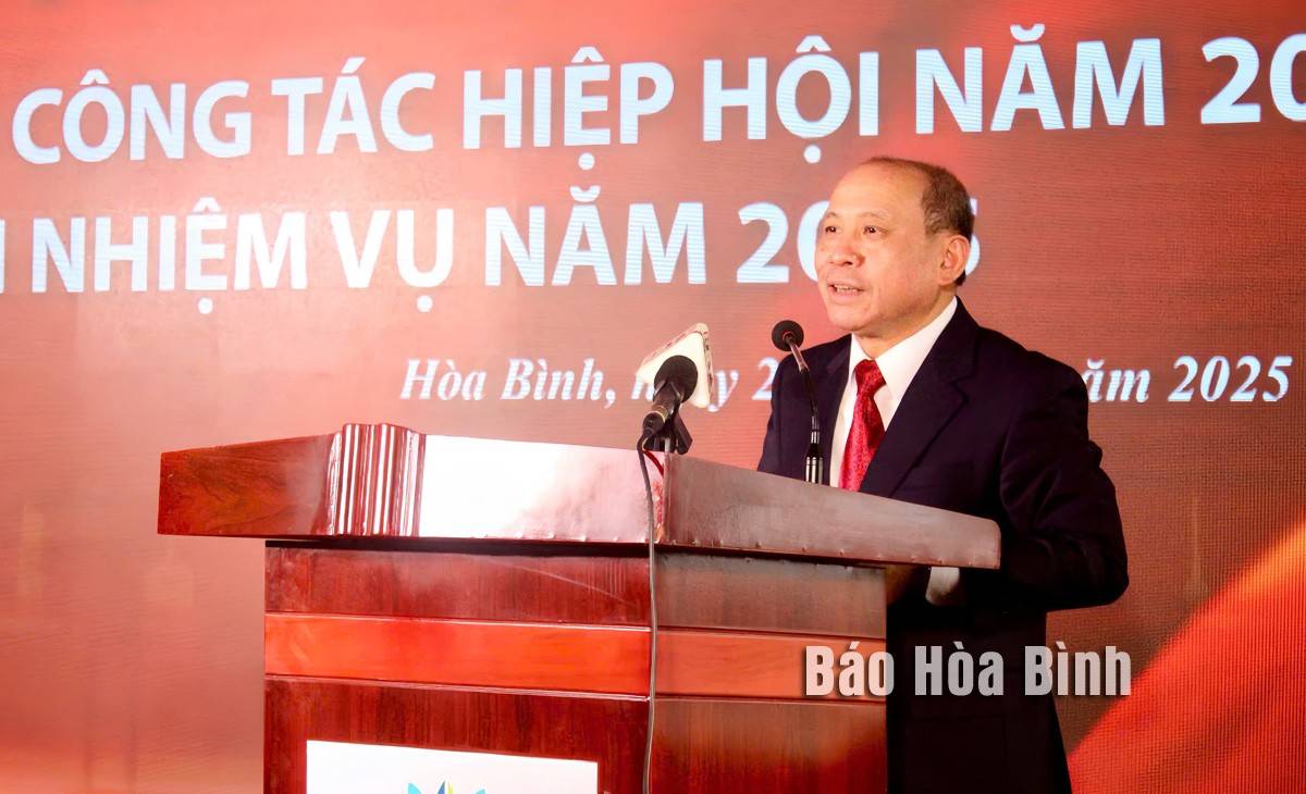 Đồng chí Bùi Đức Hinh, Phó Bí thư Thường trực Tỉnh ủy, Chủ tịch UBND tỉnh phát biểu tại hội nghị. Chủ tịch UBND tỉnh Bùi Đức Hinh: Hiệp hội Doanh nghiệp tỉnh Hòa Bình tiếp tục nắm bắt cơ hội mới, đóng góp vào sự phát triển của tỉnh