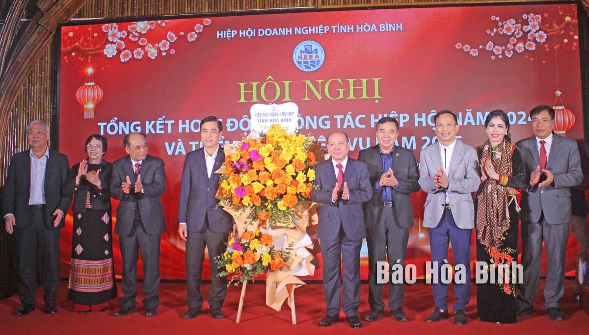 Ban Chấp hành Hiệp hội Doanh nghiệp tỉnh tặng hoa chúc mừng đồng chí tân Chủ tịch UBND tỉnh Bùi Đức Hinh. Chủ tịch UBND tỉnh Bùi Đức Hinh: Hiệp hội Doanh nghiệp tỉnh Hòa Bình tiếp tục nắm bắt cơ hội mới, đóng góp vào sự phát triển của tỉnh