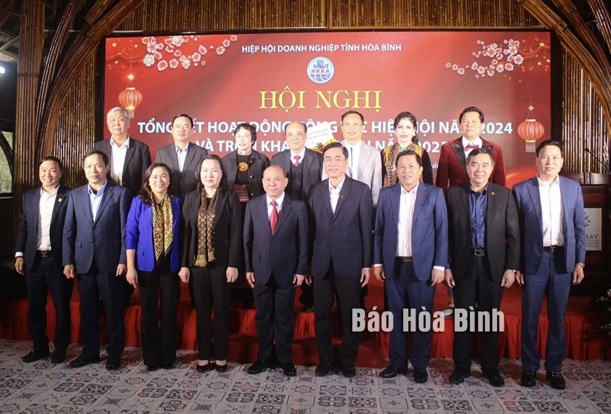Chủ tịch UBND tỉnh Bùi Đức Hinh chụp ảnh lưu niệm cùng các đồng chí lãnh đạo HĐND, UBND tỉnh, các sở, ngành, Hiệp hội Doanh nghiệp tỉnh tại hội nghị. Chủ tịch UBND tỉnh Bùi Đức Hinh: Hiệp hội Doanh nghiệp tỉnh Hòa Bình tiếp tục nắm bắt cơ hội mới, đóng góp vào sự phát triển của tỉnh