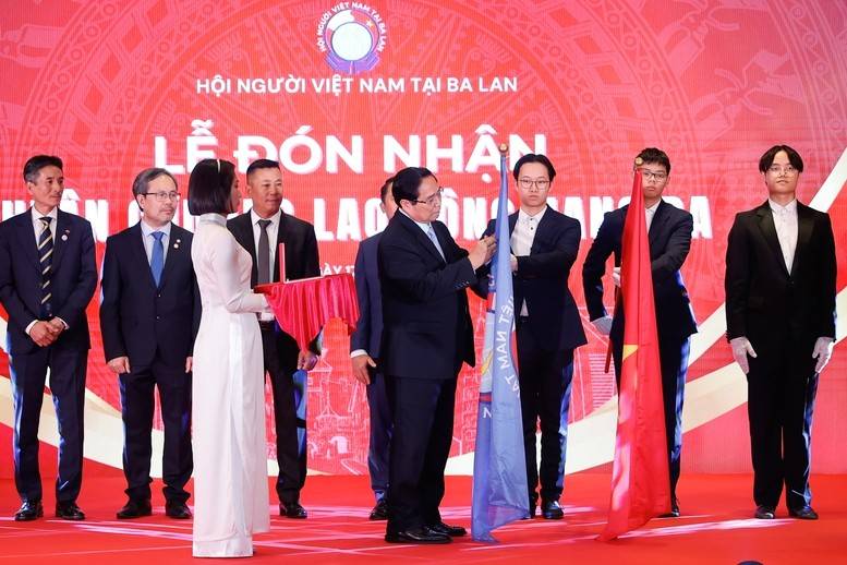 Thủ tướng gắn Huân chương Lao động hạng Ba tặng Hội Người Việt Nam tại Ba Lan - Ảnh: VGP/Nhật Bắc