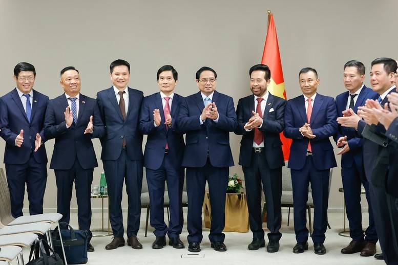 Thủ tướng và lãnh đạo 10 doanh nghiệp tiêu biểu của người Việt tại Cộng hòa Czech và châu Âu - Ảnh: VGP/Nhật Bắc