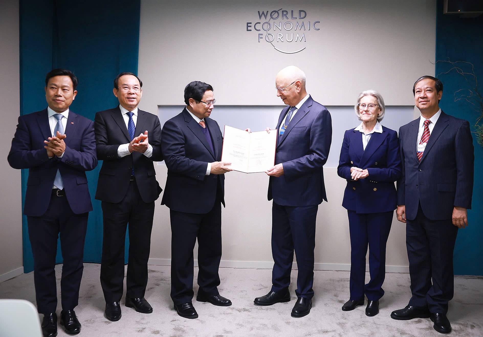Giáo sư Klaus Schwab, Nhà sáng lập kiêm Chủ tịch điều hành WEF đánh giá sự tham dự của Thủ tướng Chính phủ tại Hội nghị năm nay có ý nghĩa đặc biệt quan trọng đối với WEF và cộng đồng doanh nghiệp toàn cầu. Trong ảnh: Thủ tướng Phạm Minh Chính trao bằng T