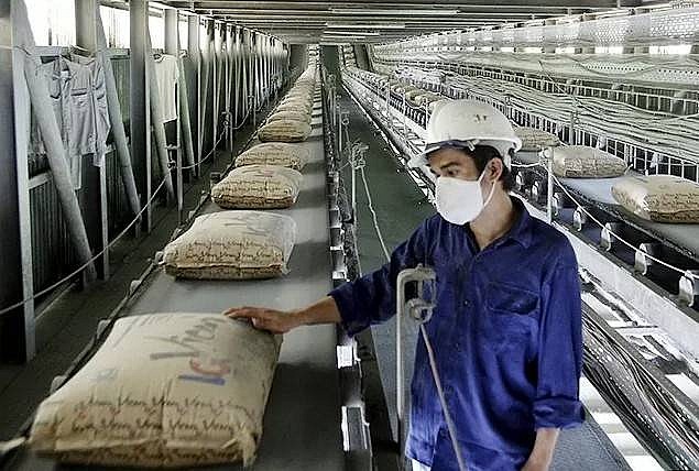 CBAM đặt ra yêu cầu cho các doanh nghiệp sản xuất của Việt Nam phải đẩy nhanh quá trình “xanh hóa”, chuyển đổi sang sử dụng năng lượng xanh trong hoạt động. (Nguồn: ximang.vn) CBAM đặt ra yêu cầu cho các doanh nghiệp sản xuất của Việt Nam phải đẩy nhanh quá trình “xanh hóa”, chuyển đổi sang sử dụng năng lượng xanh trong hoạt động. (Nguồn: ximang.vn)