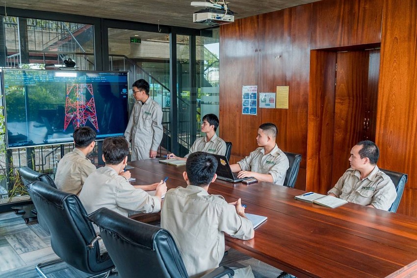 Đội kỹ thuật Công ty Ngãi Cầu ứng dụng mô phỏng lắp ráp cột thép trên phần mềm 3D chuyên dụng.