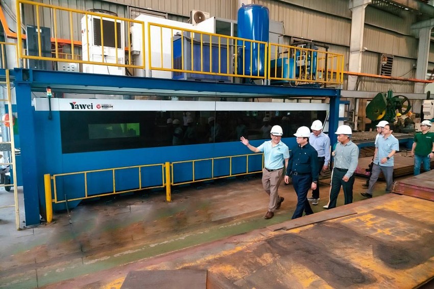 Phó Thủ tướng Trần Hồng Hà và chủ tịch Tập đoàn Điện lực Việt Nam (EVN) đến thăm và làm việc tại nhà máy Ngãi Cầu (ngày 25.4.2024)