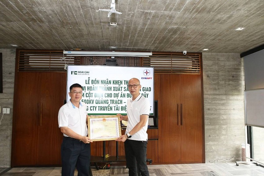 Tổng giám đốc EVNNPT Phạm Lê Phú trao Giấy khen EVNNPT cho lãnh đạo Công ty Ngãi Cầu