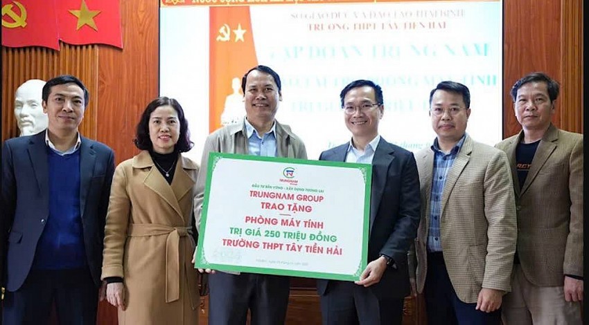 đại diện Ban Giám hiệu nhận Tài trợ Phòng máy tính của Trungnam Group.