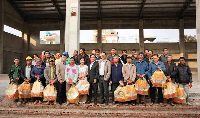 đại diện Ban Giám hiệu nhận Tài trợ Phòng máy tính của Trungnam Group.