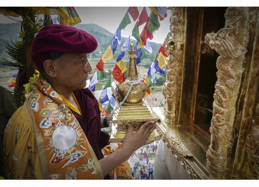 ,Đức Gyalwang Drukpa thực hiện nghi lễ gia trì yểm tâm, an vị xá lợi Phật Đại Bảo tháp Mandala Tây Thiên