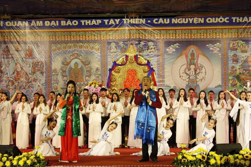 NSND Quang Thọ trên sân khấu Đại Bảo tháp Tây Thiên