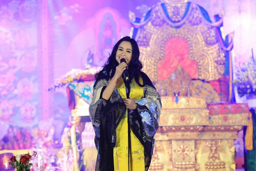 NSND Thanh Lam cúng dường tiếng hát lên Đức Phật. 