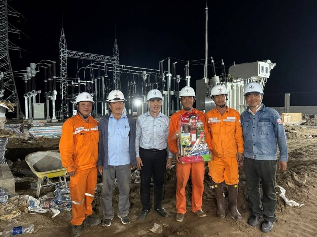 Phó Tổng giám đốc EVNSPC Hứa Thanh Nhàn tặng quà Tết cho lực lượng tham gia đóng điện công trình trên địa bàn tỉnh, ngày 25 Tết