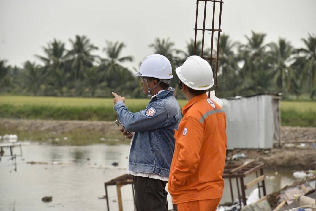 Cùng với các nhà thầu, lực lượng CBCNV làm công tác đầu tư xây dựng tại các đơn vị của EVNSPC cũng phát huy tinh thần làm xuyên lễ, xuyên Tết