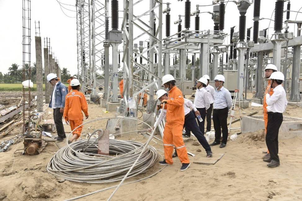 Phó Tổng giám đốc EVNSPC Hứa Thanh Nhàn (thứ 3 từ phải qua) kiểm tra tiến độ thi công công trình điện tại tỉnh Kiên Giang