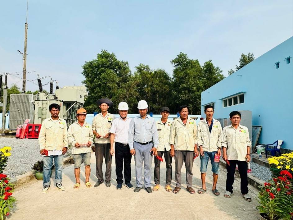 ổng giám đốc EVNSPC Nguyễn Phước Đức (thứ 4 từ trái qua) thăm hỏi, động viên cho người lao động các nhà thầu tham gia thi công trên địa bàn tỉnh Đồng Nai, ngày 25 Tết