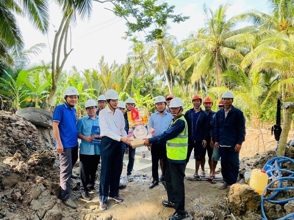 Thành viên HĐTV EVNSPC Lê Xuân Hải (áo trắng) tặng quà động viên lực lượng lao động thi công dự án trên địa bàn tỉnh Bến Tre, ngày 26 Tết