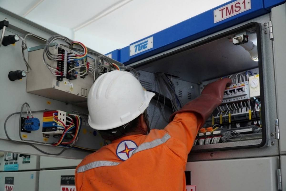 Công tác kiểm tra phía trong phòng vận hành trạm biến áp 110kV Tân Biên, tỉnh Tây Ninh