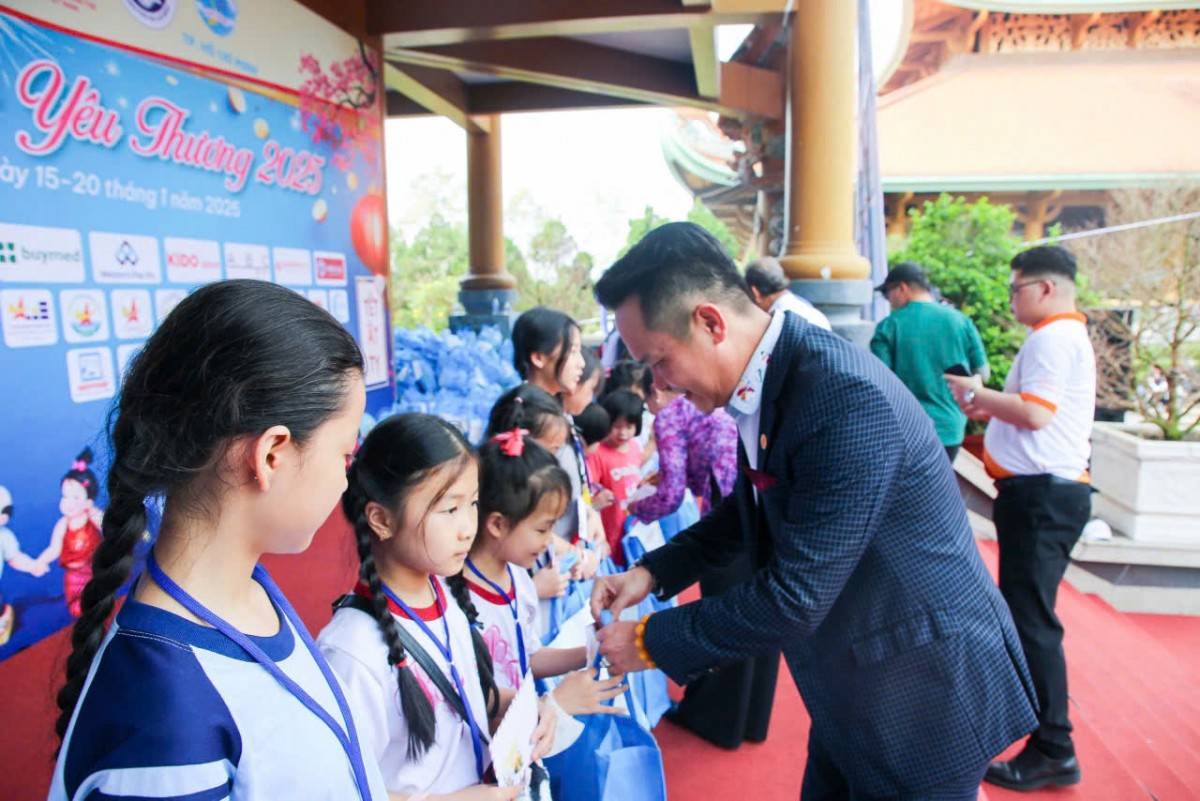 'Trao Xuân yêu thương 2025' đến hơn 3.000 trẻ em có hoàn cảnh đặc biệt khó khăn