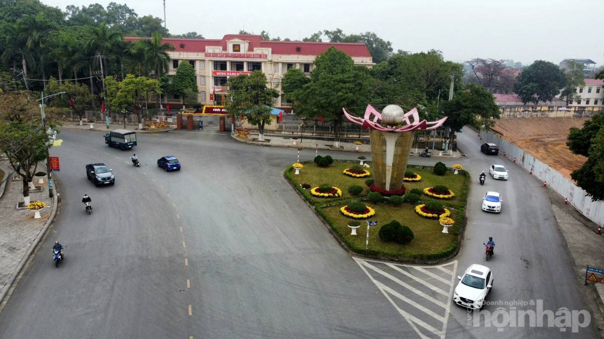 Phú Thọ: Thị xã lâu đời nhất rực rỡ đón xuân 2025