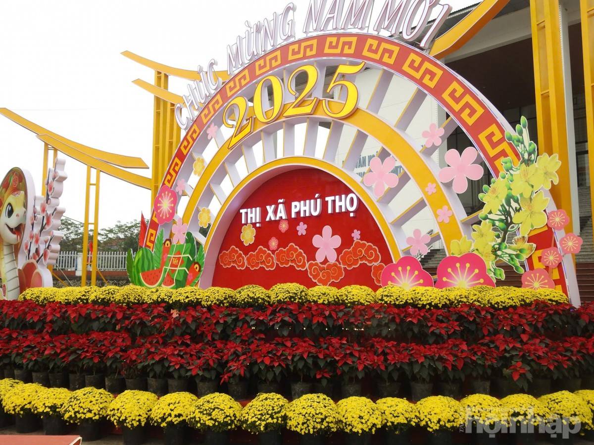 Phú Thọ: Thị xã lâu đời nhất rực rỡ đón xuân 2025
