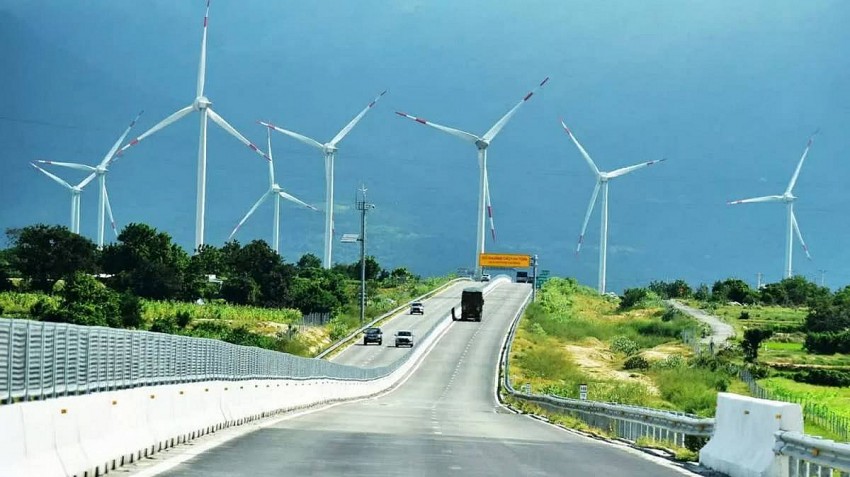 Tuyến cao tốc Cam Lâm - Vĩnh Hảo chạy ngang khu vực đặt điện gió, điện mặt trời tại tỉnh Ninh Thuận. (Nguồn: Tuổi trẻ)