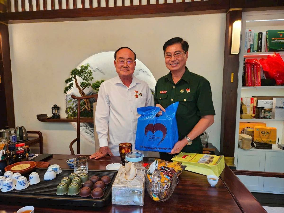 Chủ tịch CLB Trái tim Người lính miền Tây Nguyễn Công Trung đến thăm và tặng quà Thượng tướng Trần Đơn tại nhà riêng.
