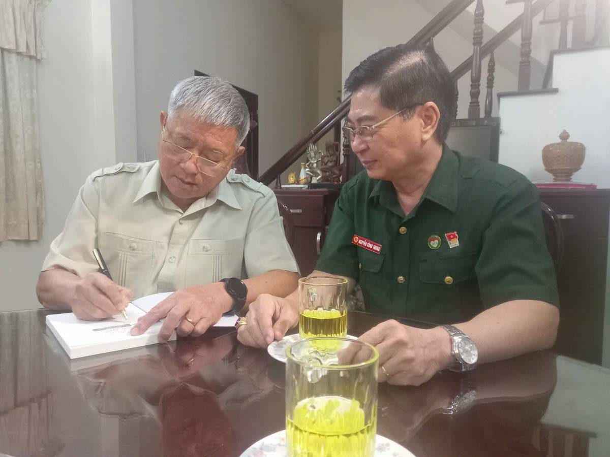 Anh hùng LLVTND Trung tướng Triệu Xuân Hòa ký tặng sách cho Chủ tịch CLB Trái tim Người lính miền Tây.