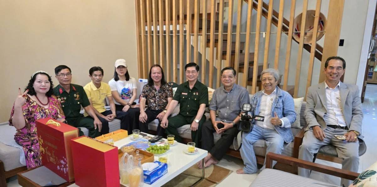 Đoàn tại nhà thiếu tướng Trần Triều Dương - nguyên Phó Giám đốc Công an Thành phố Hồ Chí Minh.