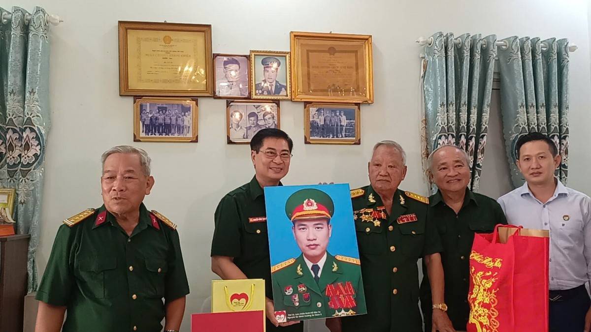 Chủ tịch CLB TTNLMT trao tặng bức tranh phục dựng màu cho Đại tá Hồ Văn To. Phục dựng màu cho hình ảnh người có công là việc làm đặc biệt và ý nghĩa, xuất phát từ sự tri ân sâu sắc với những đóng góp thiêng liêng bằng cả tuổi thanh xuân với bao khát vọng vì hòa bình, thống nhất đất nước, vì độc lập, tự do của Tổ quốc.